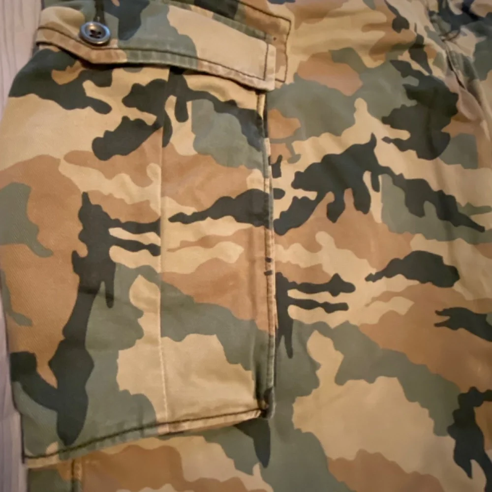 Men’s Levi’s Camouflage Cargo Shorts Size 38 - Picture 3 of 6